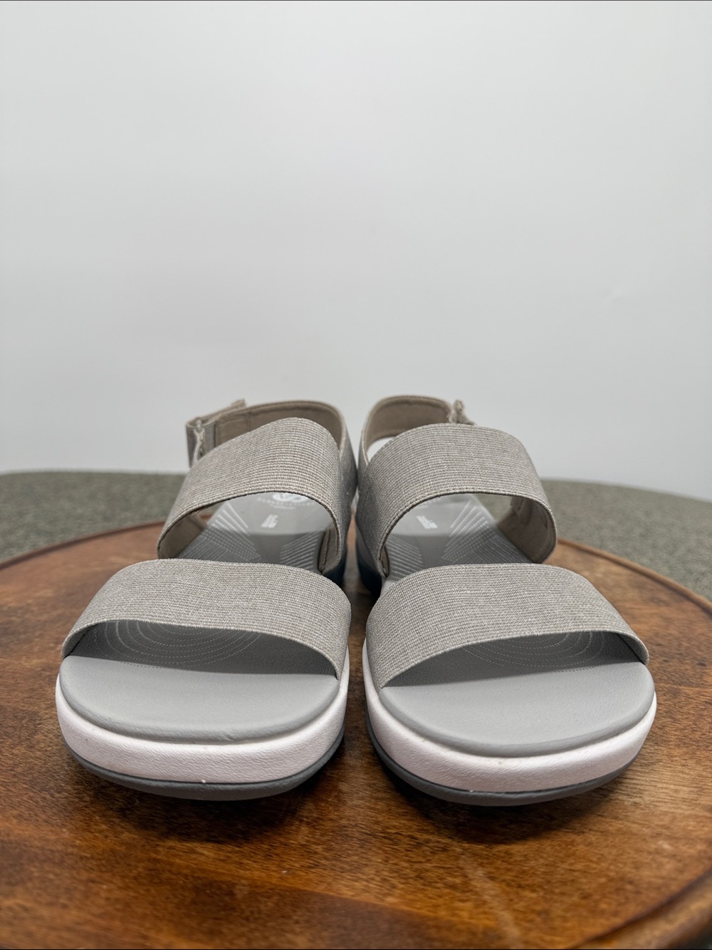 Cloudsteppers Clarks Sandal Wm 9 Arla Jacory Sand Gray Stretch 2 Strap Slingback - Picture 2 of 12